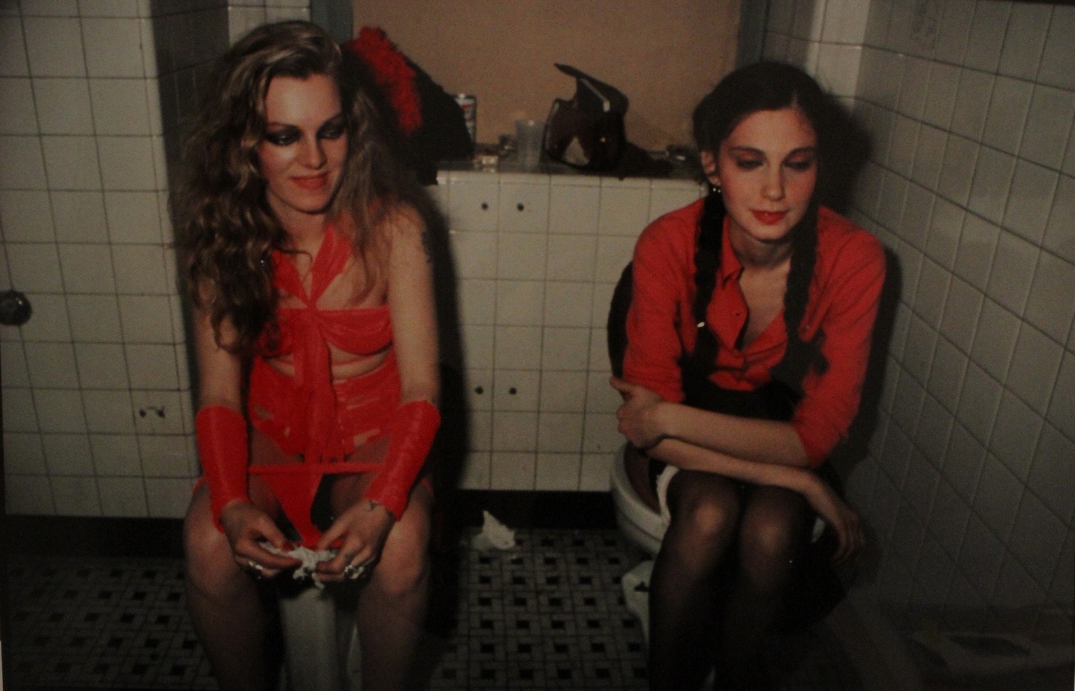 Cookie and Millie in the girls´ room at the Mudd Club, NYC, 1979