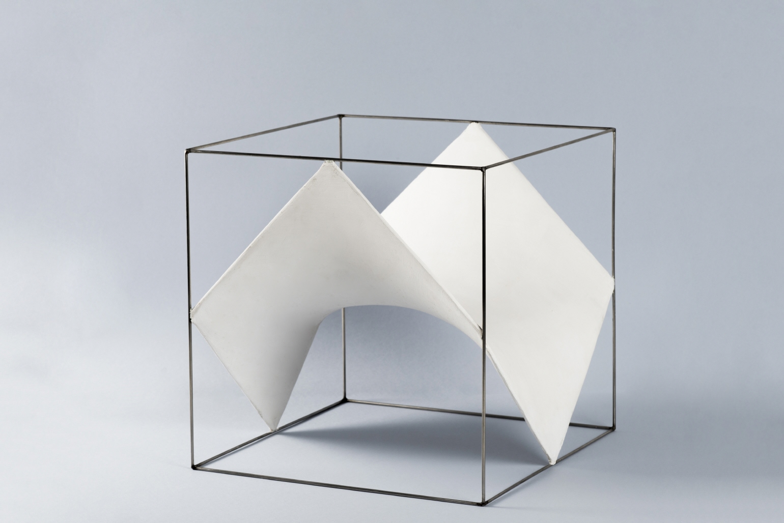 Cubo [División de un cubo por 6 paraboloides hiperbólicos], 1970